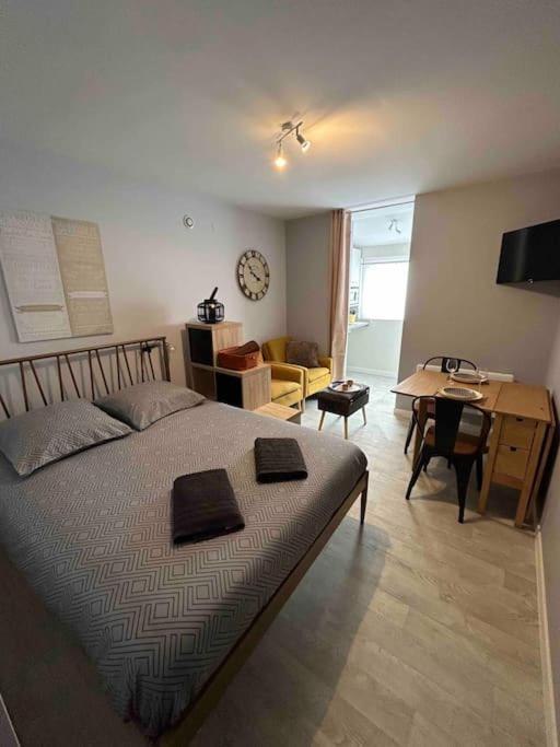 Le Petit Kiosque - Terrasse Parking & Local Velo Apartment Verdun-sur-Meuse Екстериор снимка